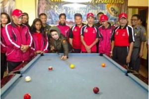 Bupati Kuningan, Hj Utje CH Suganda mencoba bermain biliar seusai pelepasan atliot PORDA XII Kuningan di GOR Ewangga.